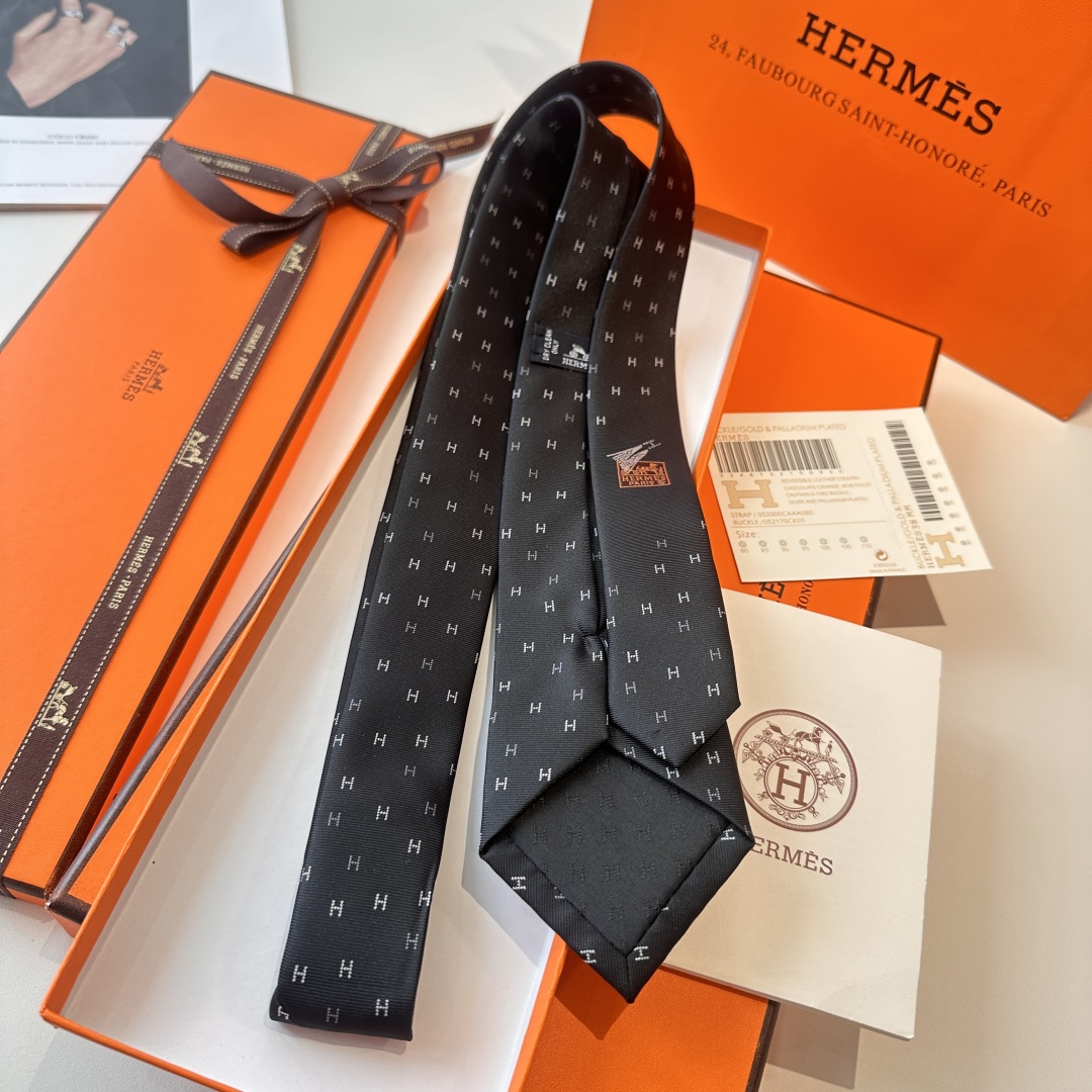 特价特 爱马仕男士新款领带系列👔👔，稀有H家每年都有一千条不同印花的领带面世，从最初的多以几何图案表现骑