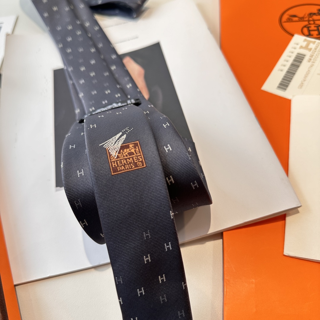 特价特 爱马仕男士新款领带系列👔👔，稀有H家每年都有一千条不同印花的领带面世，从最初的多以几何图案表现骑