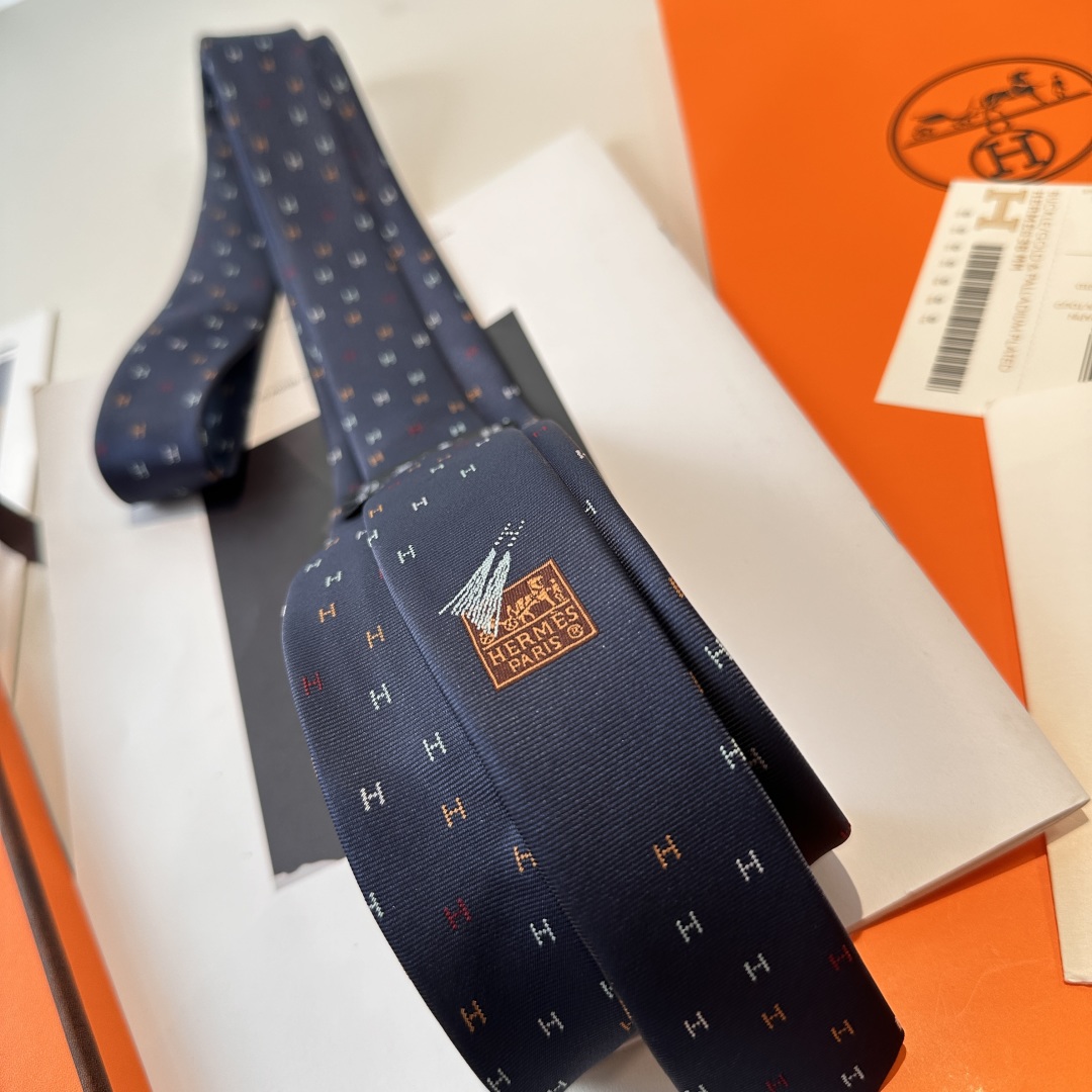 特价特 爱马仕男士新款领带系列👔👔，稀有H家每年都有一千条不同印花的领带面世，从最初的多以几何图案表现骑
