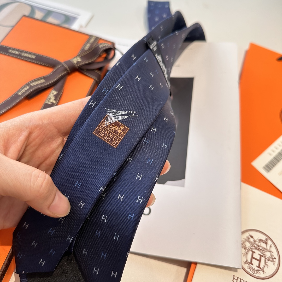 特价特 爱马仕男士新款领带系列👔👔，稀有H家每年都有一千条不同印花的领带面世，从最初的多以几何图案表现骑
