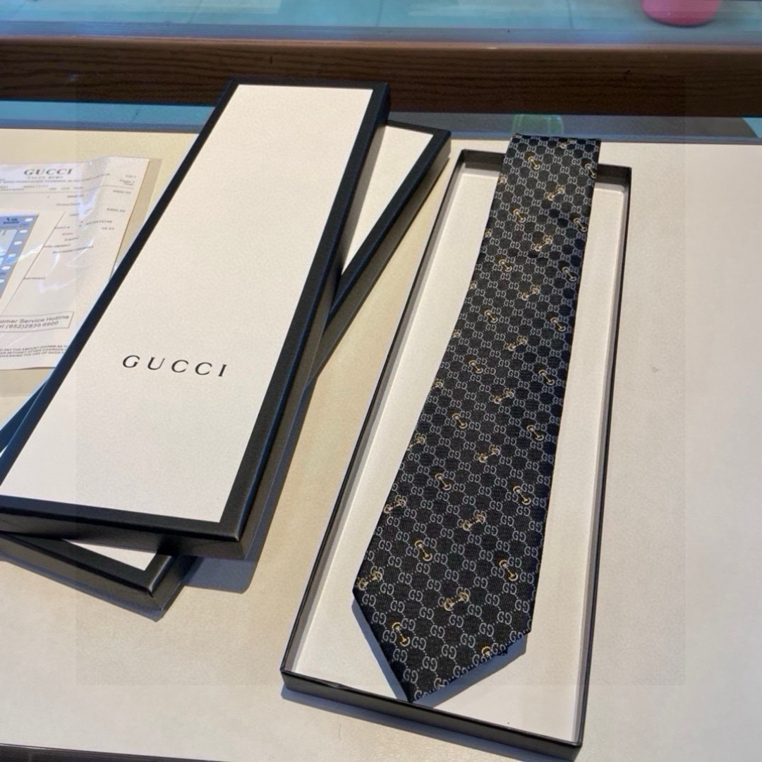 特价👏👏Dior家款新领带 👔👔Dior男士CD提领花带 稀有😻😻展现精湛工手与时尚优雅理的想选择，这采
