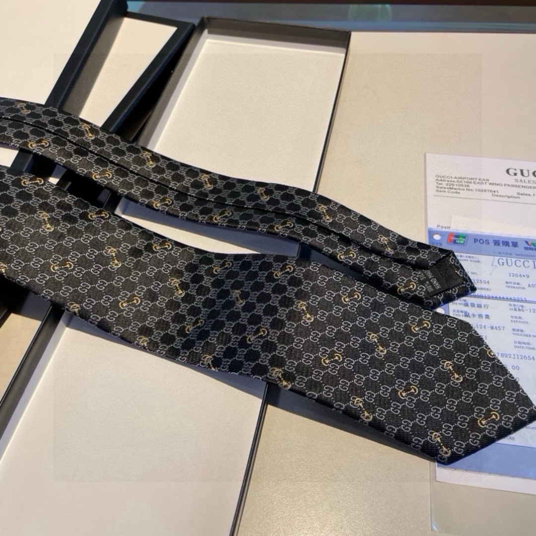 特价👏👏Dior家款新领带 👔👔Dior男士CD提领花带 稀有😻😻展现精湛工手与时尚优雅理的想选择，这采