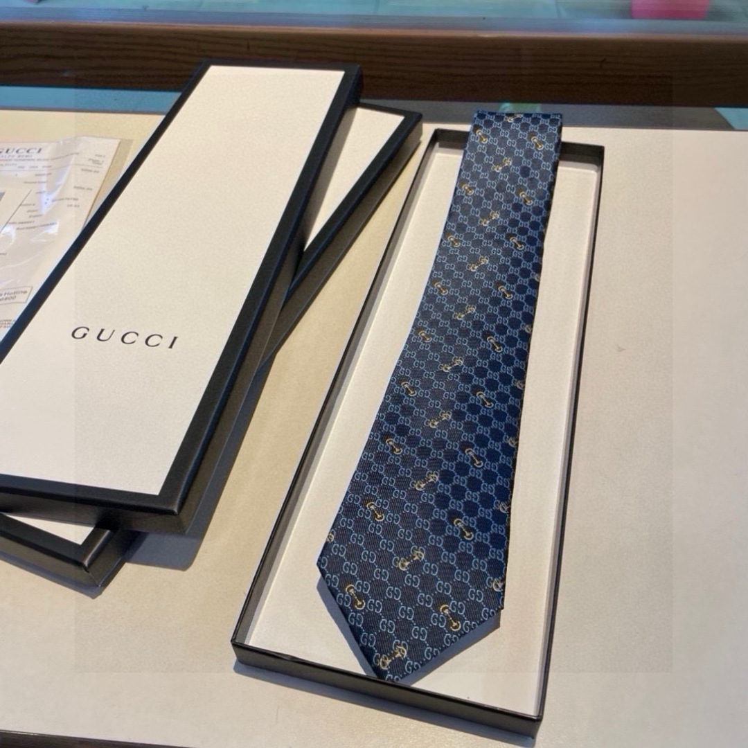 特价👏👏Dior家款新领带 👔👔Dior男士CD提领花带 稀有😻😻展现精湛工手与时尚优雅理的想选择，这采