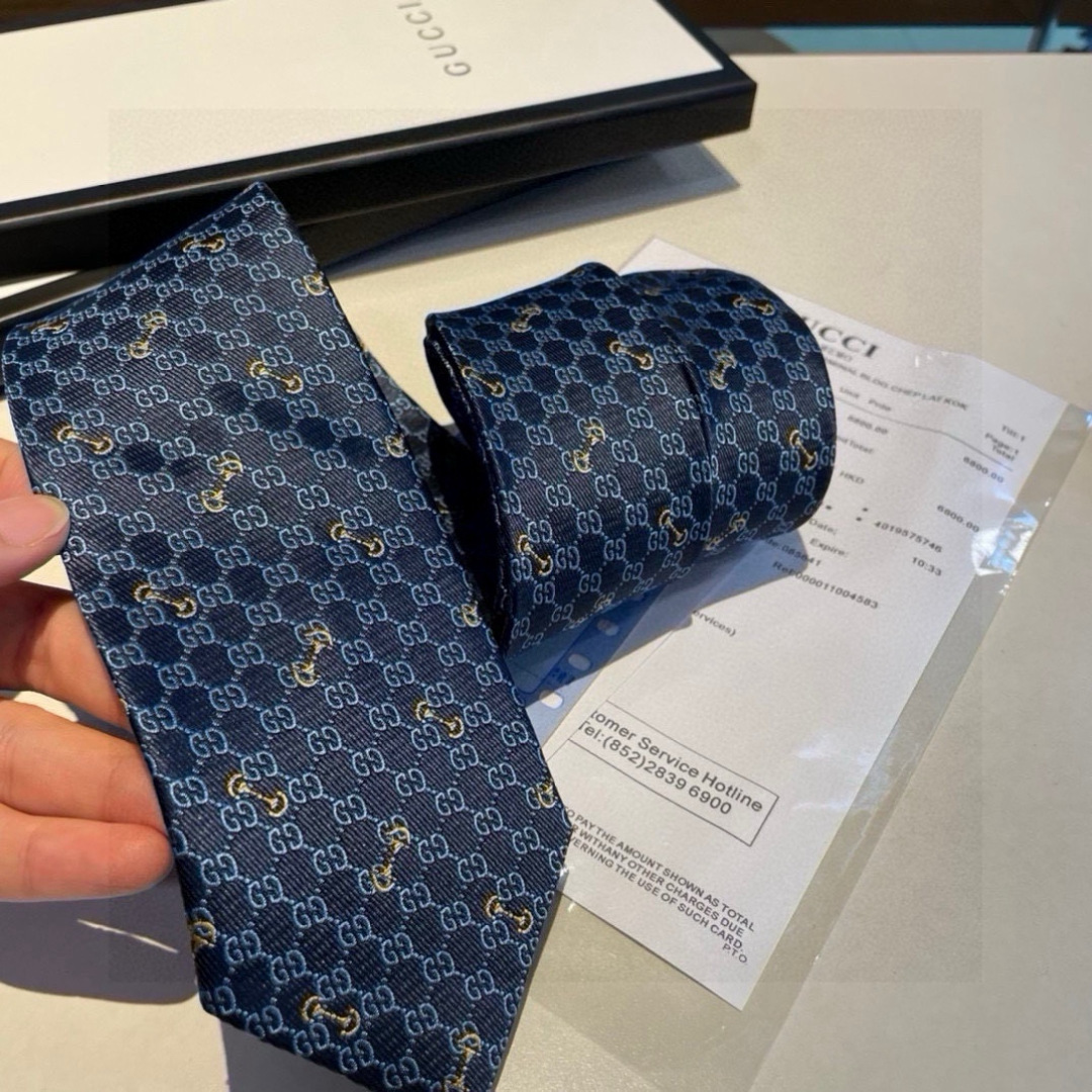 特价👏👏Dior家款新领带 👔👔Dior男士CD提领花带 稀有😻😻展现精湛工手与时尚优雅理的想选择，这采