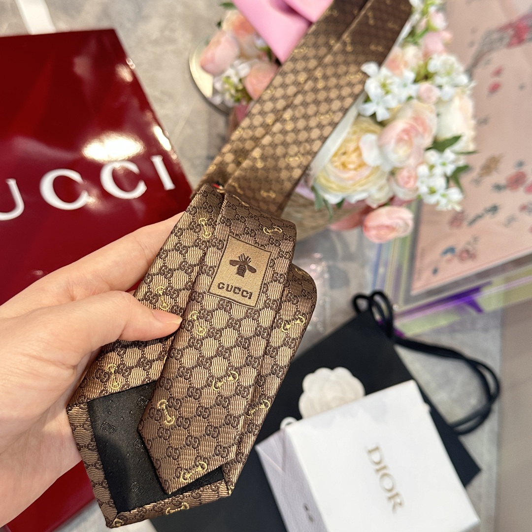 特价👏👏Dior家款新领带 👔👔Dior男士CD提领花带 稀有😻😻展现精湛工手与时尚优雅理的想选择，这采