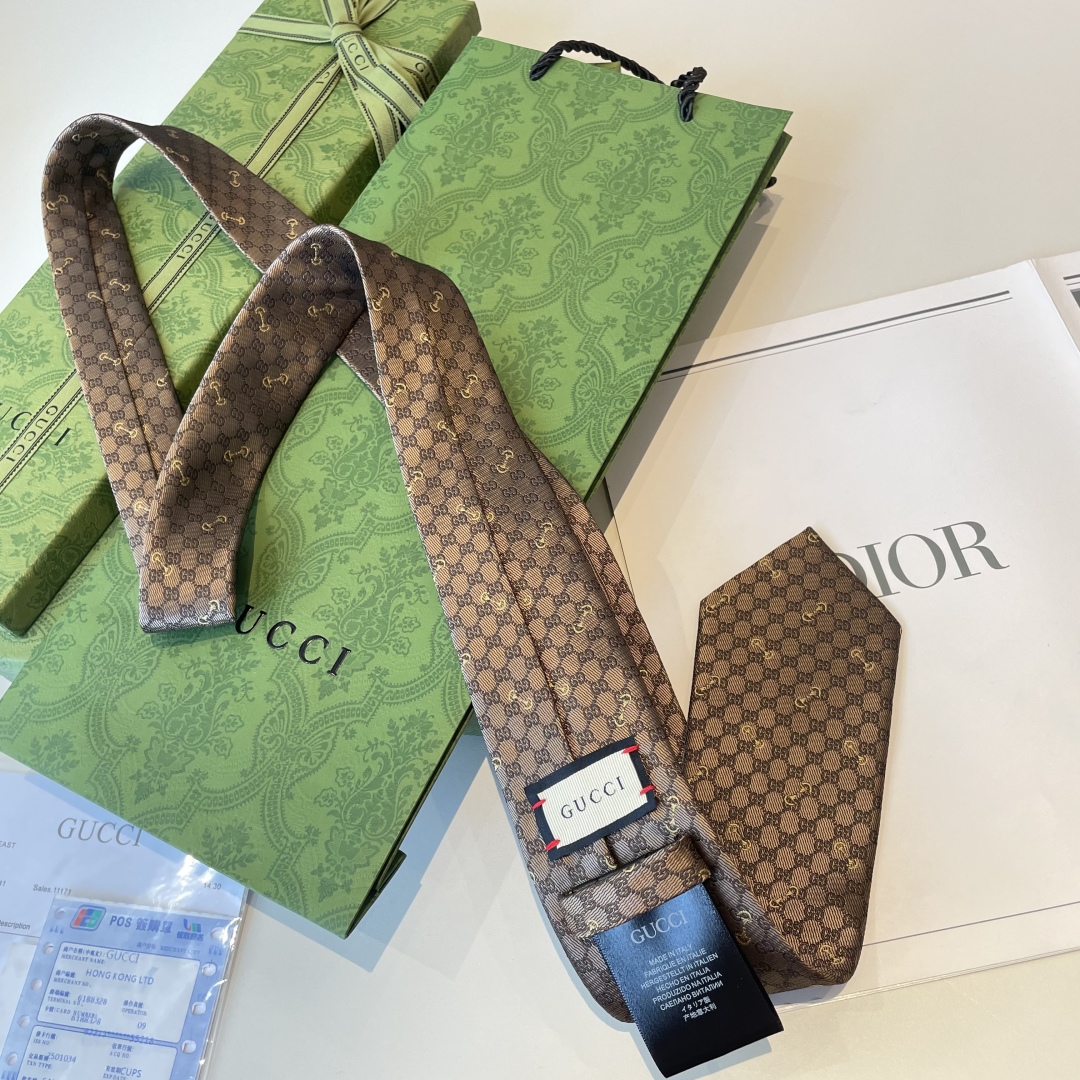 特价👏👏Dior家款新领带 👔👔Dior男士CD提领花带 稀有😻😻展现精湛工手与时尚优雅理的想选择，这采