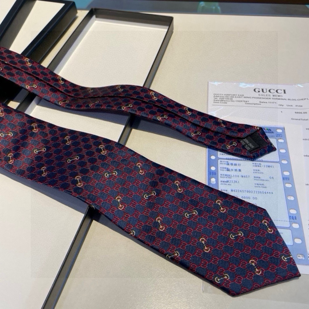 特价👏👏Dior家款新领带 👔👔Dior男士CD提领花带 稀有😻😻展现精湛工手与时尚优雅理的想选择，这采