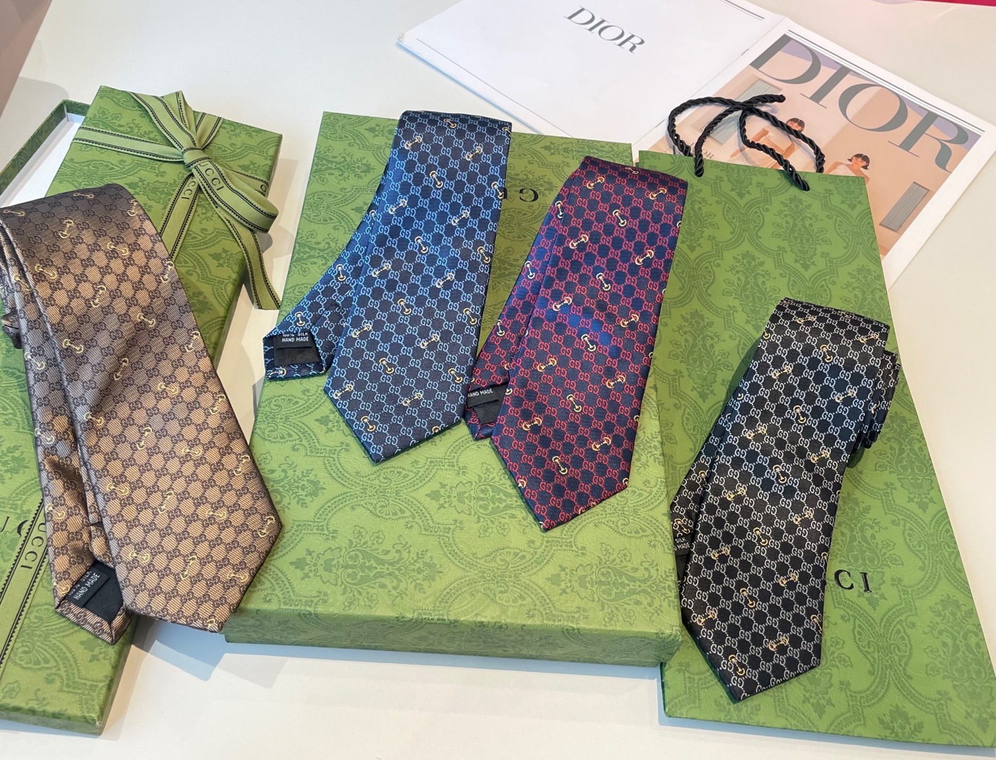 特价👏👏Dior家款新领带 👔👔Dior男士CD提领花带 稀有😻😻展现精湛工手与时尚优雅理的想选择，这采