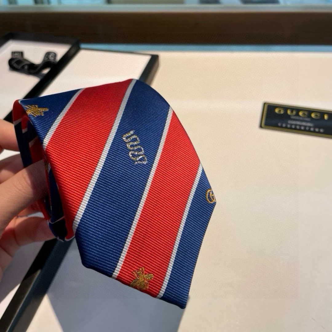 特价 G家男士领带系列👔👔，稀有🐝🐝展现精湛手工与时尚优雅的理想选择，这款领带将标志性的主题动物小蜜蜂与