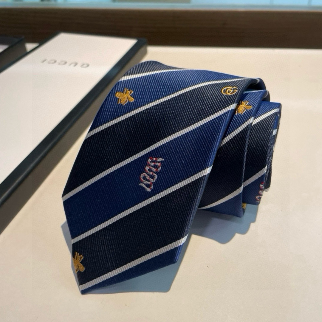 特价 G家男士领带系列👔👔，稀有🐝🐝展现精湛手工与时尚优雅的理想选择，这款领带将标志性的主题动物小蜜蜂与