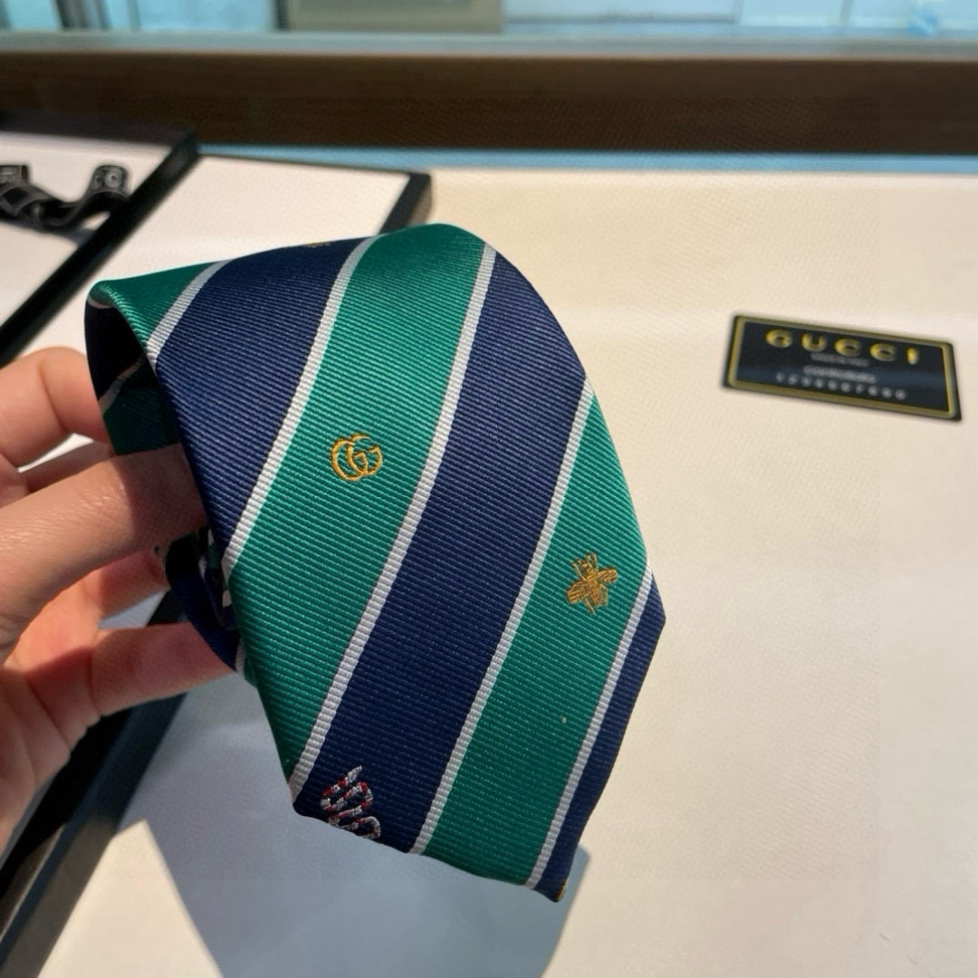 特价 G家男士领带系列👔👔，稀有🐝🐝展现精湛手工与时尚优雅的理想选择，这款领带将标志性的主题动物小蜜蜂与