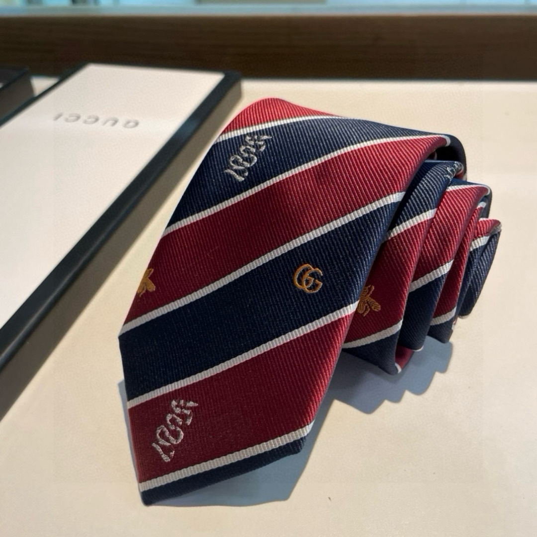 特价 G家男士领带系列👔👔，稀有🐝🐝展现精湛手工与时尚优雅的理想选择，这款领带将标志性的主题动物小蜜蜂与