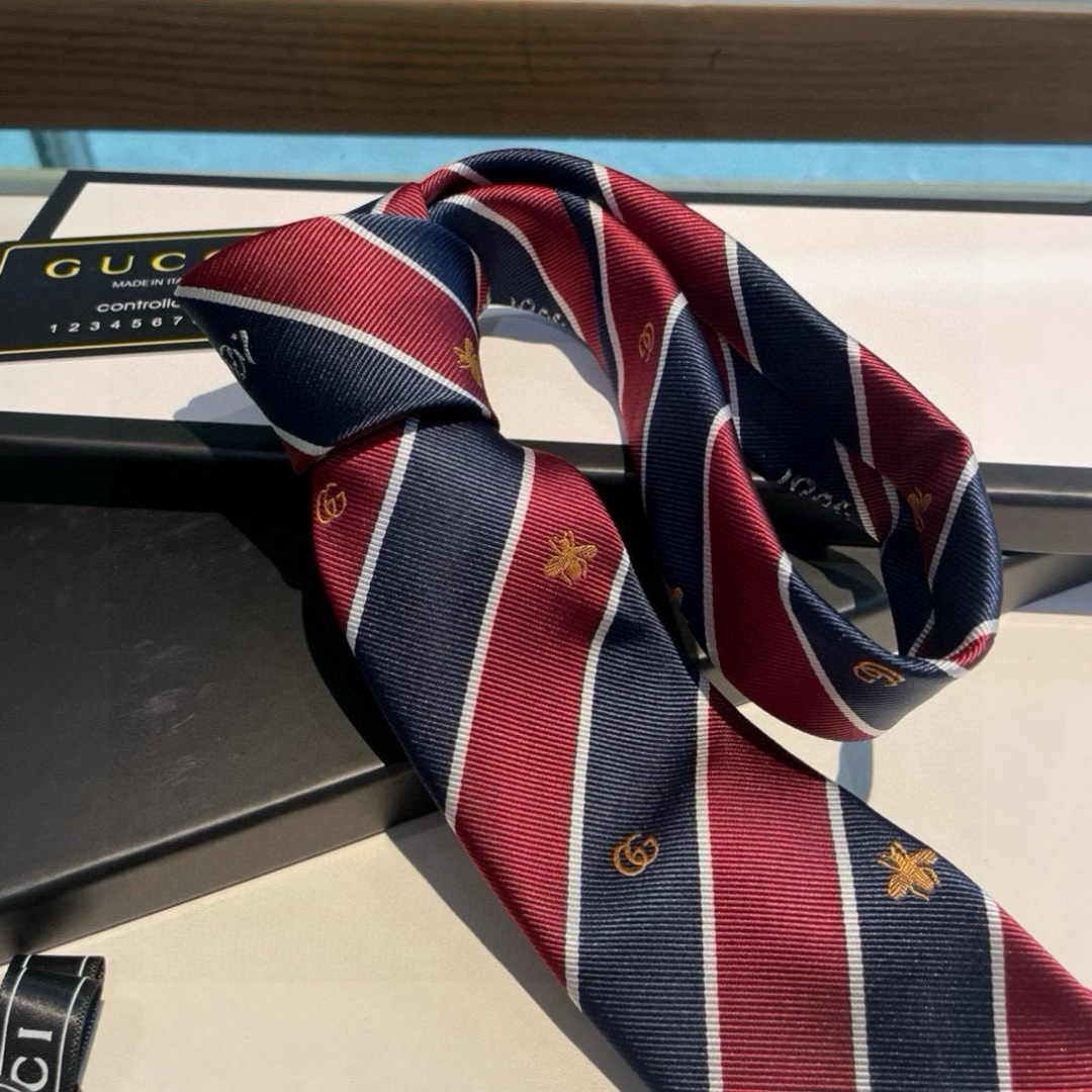 特价 G家男士领带系列👔👔，稀有🐝🐝展现精湛手工与时尚优雅的理想选择，这款领带将标志性的主题动物小蜜蜂与