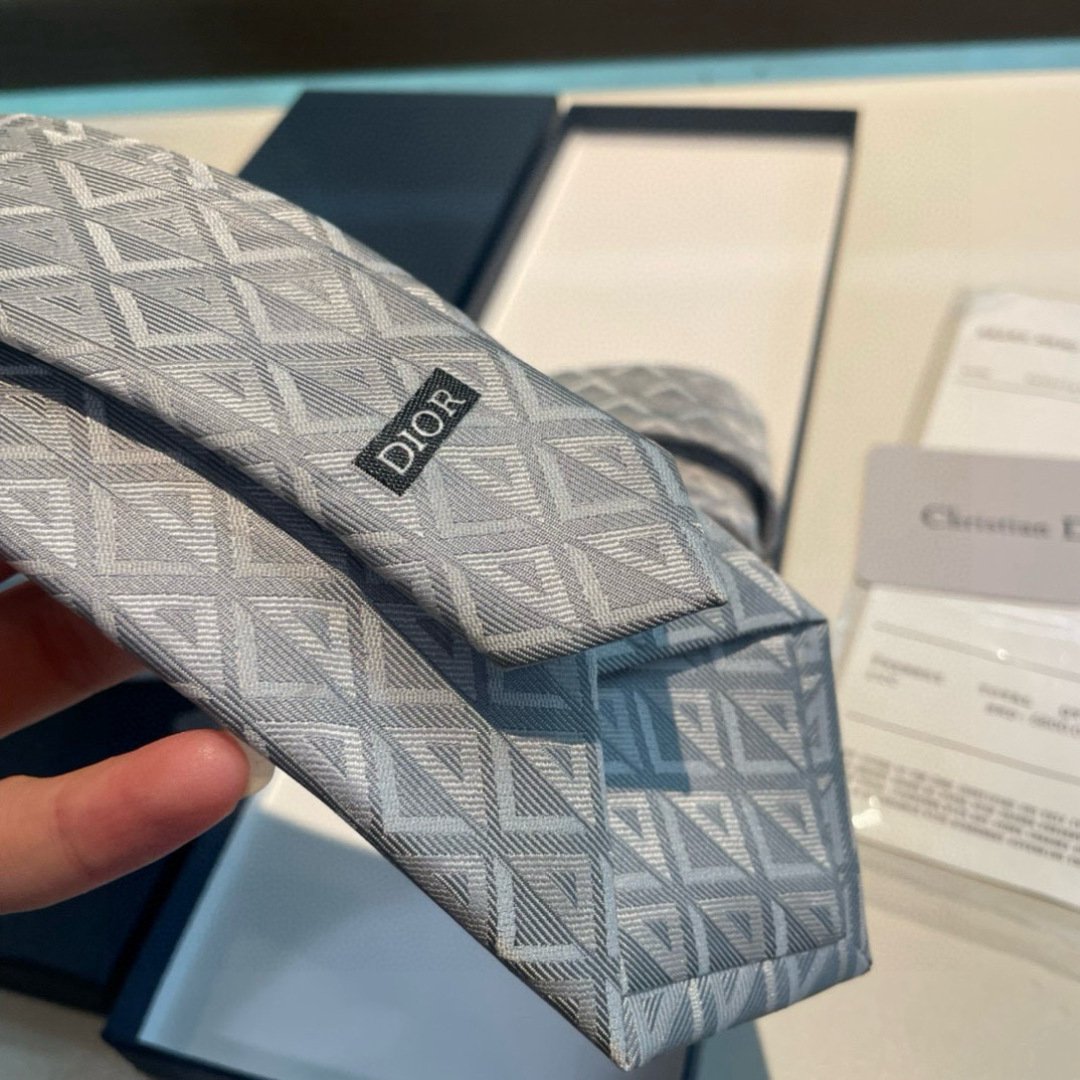 特价👏👏Dior家新款领带 👔👔Dior男士蚕丝藤格纹领带 稀有😻😻展现精湛手工与时尚优雅理想选择，这款