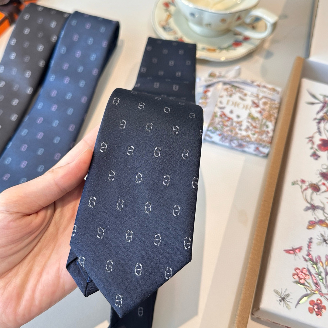 特价特价P 深蓝 冬日锚链 爱马仕男士新款领带系列👔👔，稀有H家每年都有一千条不同印花的领带面世，从最初