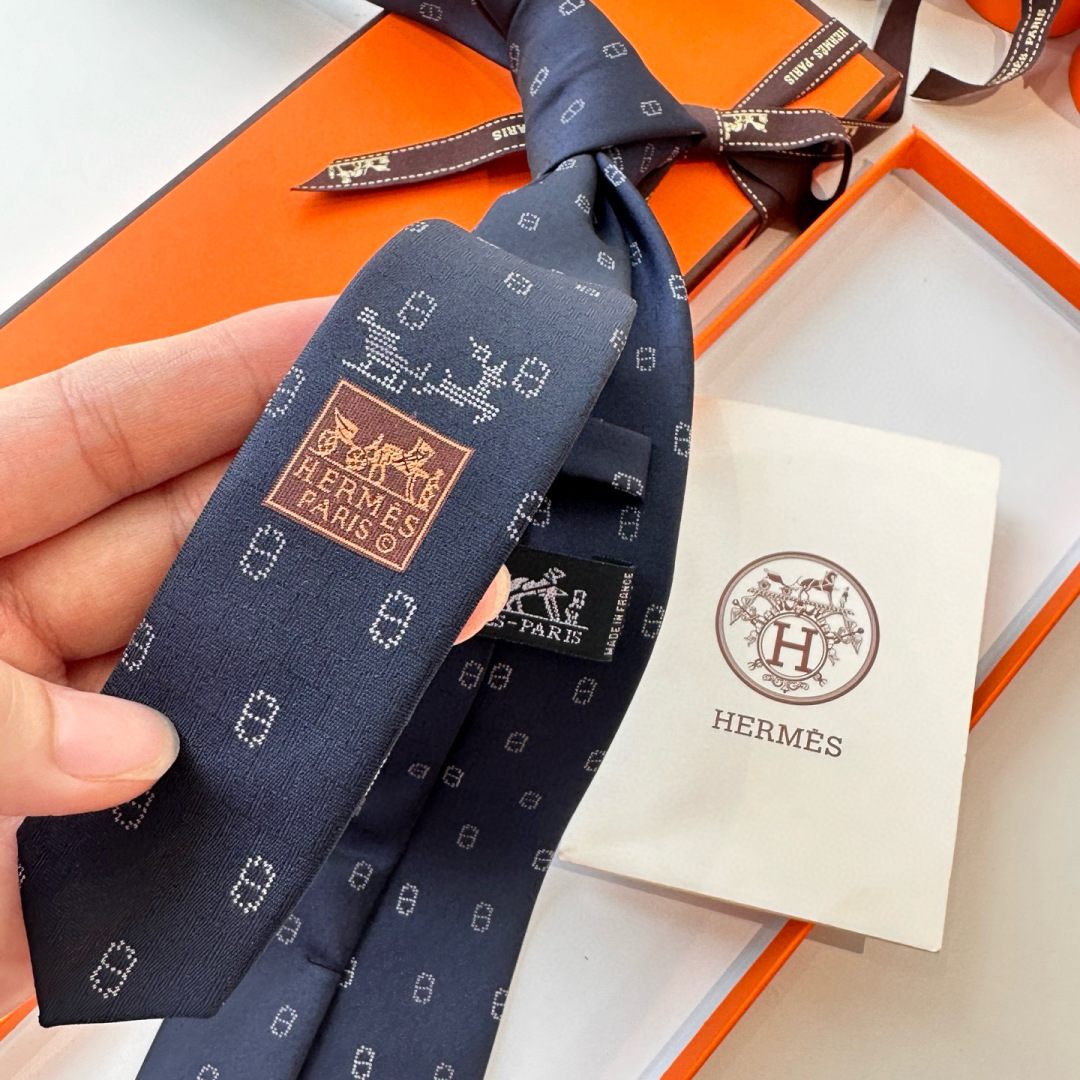 特价特价P 深蓝 冬日锚链 爱马仕男士新款领带系列👔👔，稀有H家每年都有一千条不同印花的领带面世，从最初