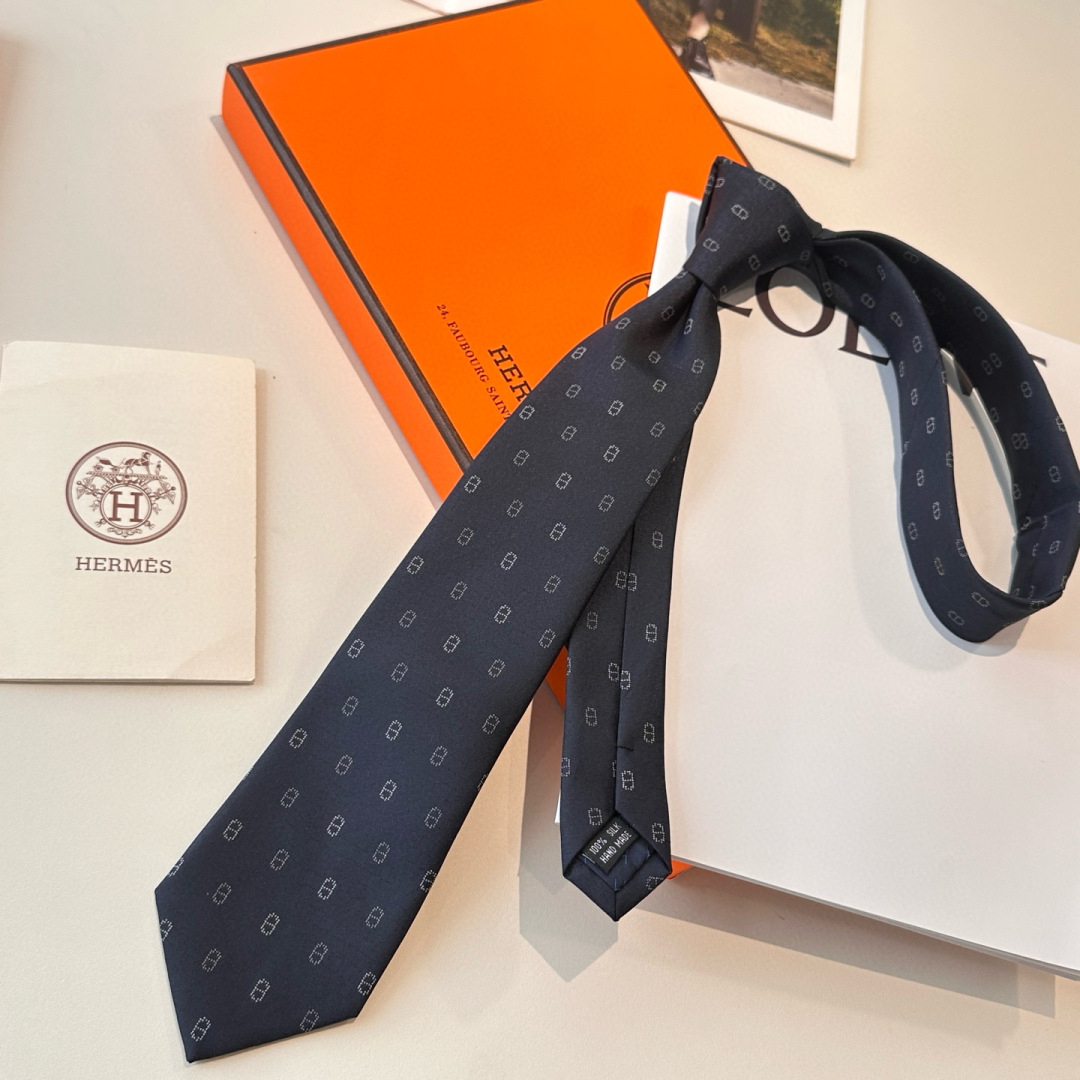 特价特价P 深蓝 冬日锚链 爱马仕男士新款领带系列👔👔，稀有H家每年都有一千条不同印花的领带面世，从最初