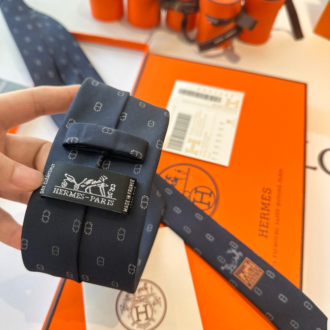 特价特价P 深蓝 冬日锚链 爱马仕男士新款领带系列👔👔，稀有H家每年都有一千条不同印花的领带面世，从最初