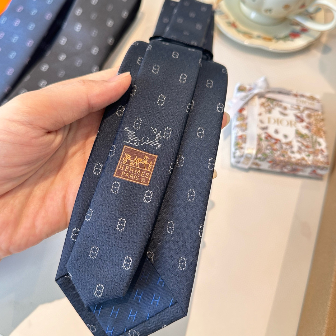 特价特价P 深蓝 冬日锚链 爱马仕男士新款领带系列👔👔，稀有H家每年都有一千条不同印花的领带面世，从最初