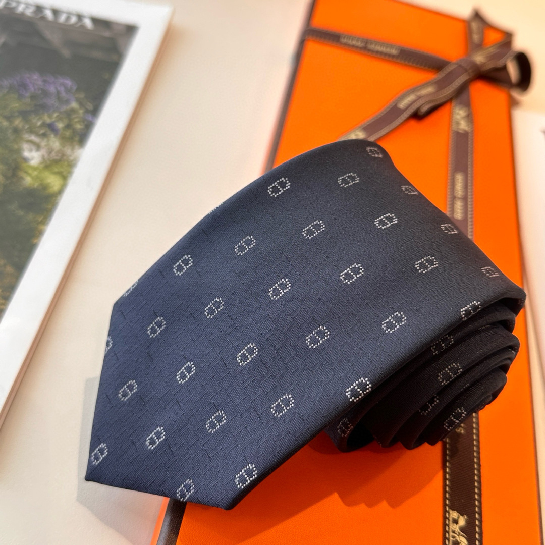 特价特价P 深蓝 冬日锚链 爱马仕男士新款领带系列👔👔，稀有H家每年都有一千条不同印花的领带面世，从最初