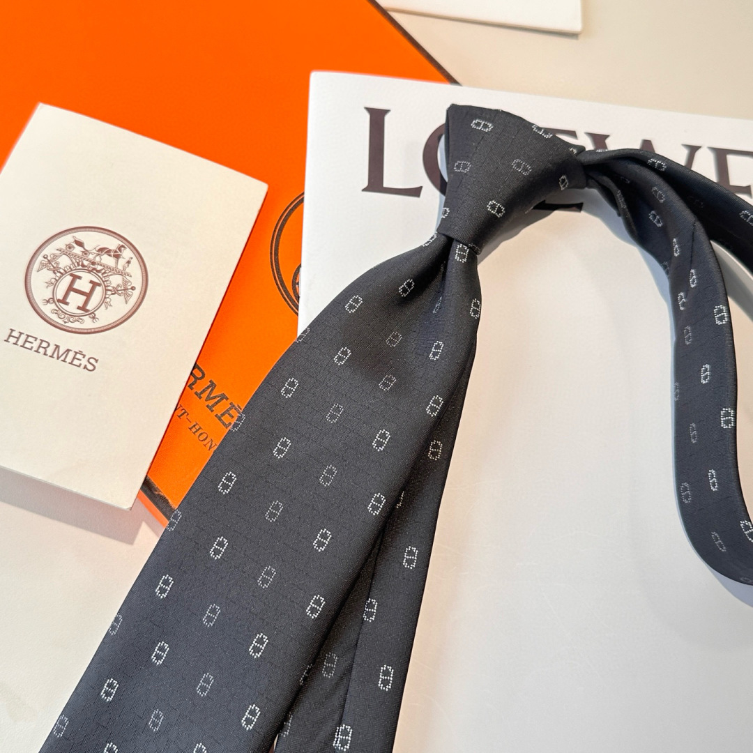 特价特价P 黑色 冬日锚链 爱马仕男士新款领带系列👔👔，稀有H家每年都有一千条不同印花的领带面世，从最初