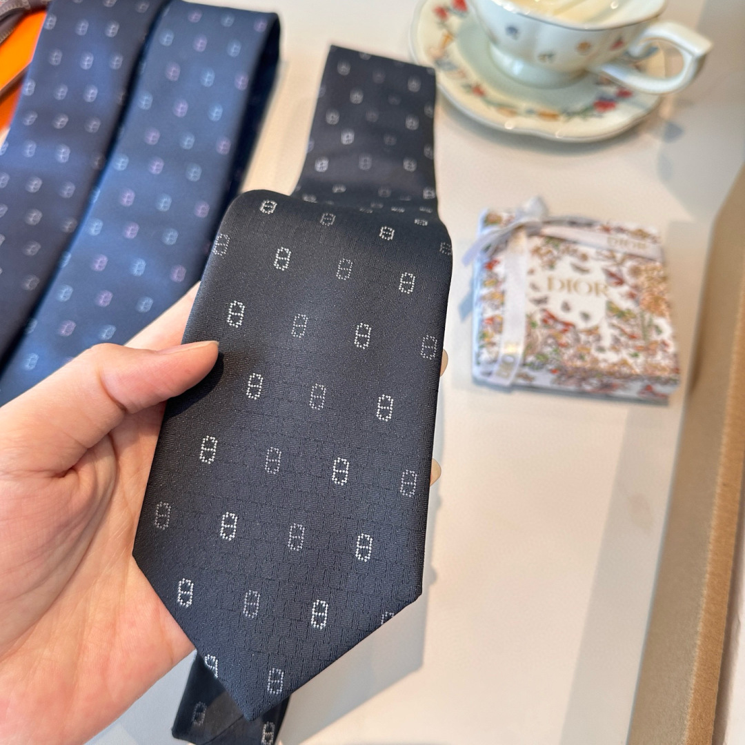 特价特价P 黑色 冬日锚链 爱马仕男士新款领带系列👔👔，稀有H家每年都有一千条不同印花的领带面世，从最初