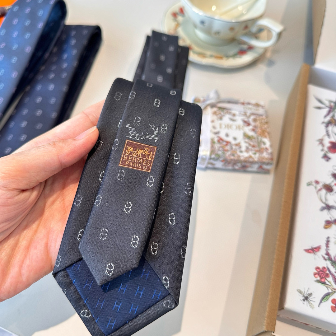 特价特价P 黑色 冬日锚链 爱马仕男士新款领带系列👔👔，稀有H家每年都有一千条不同印花的领带面世，从最初