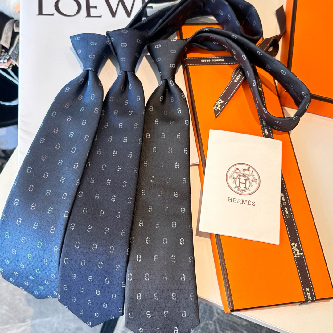 特价特价P 蓝色 冬日锚链 爱马仕男士新款领带系列👔👔，稀有H家每年都有一千条不同印花的领带面世，从最初