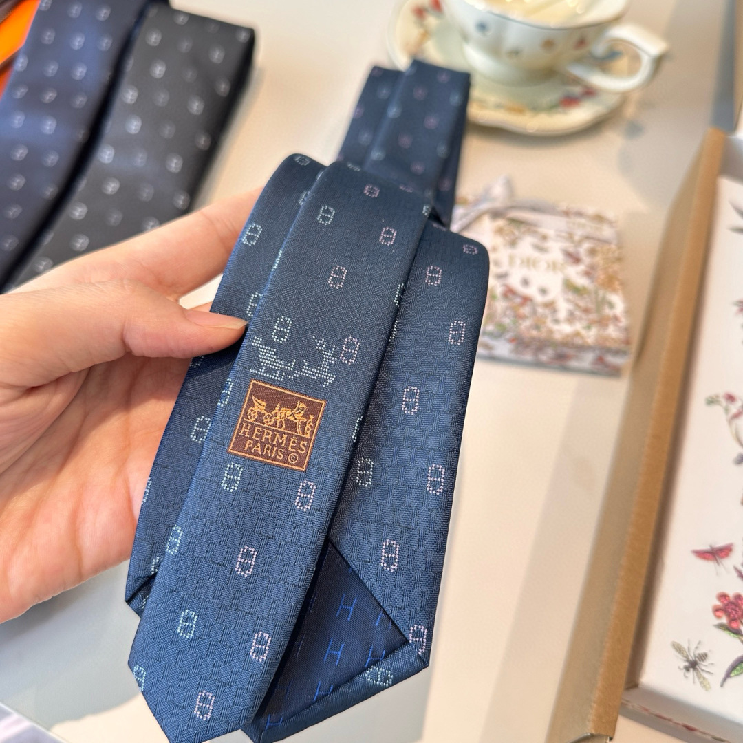 特价特价P 蓝色 冬日锚链 爱马仕男士新款领带系列👔👔，稀有H家每年都有一千条不同印花的领带面世，从最初