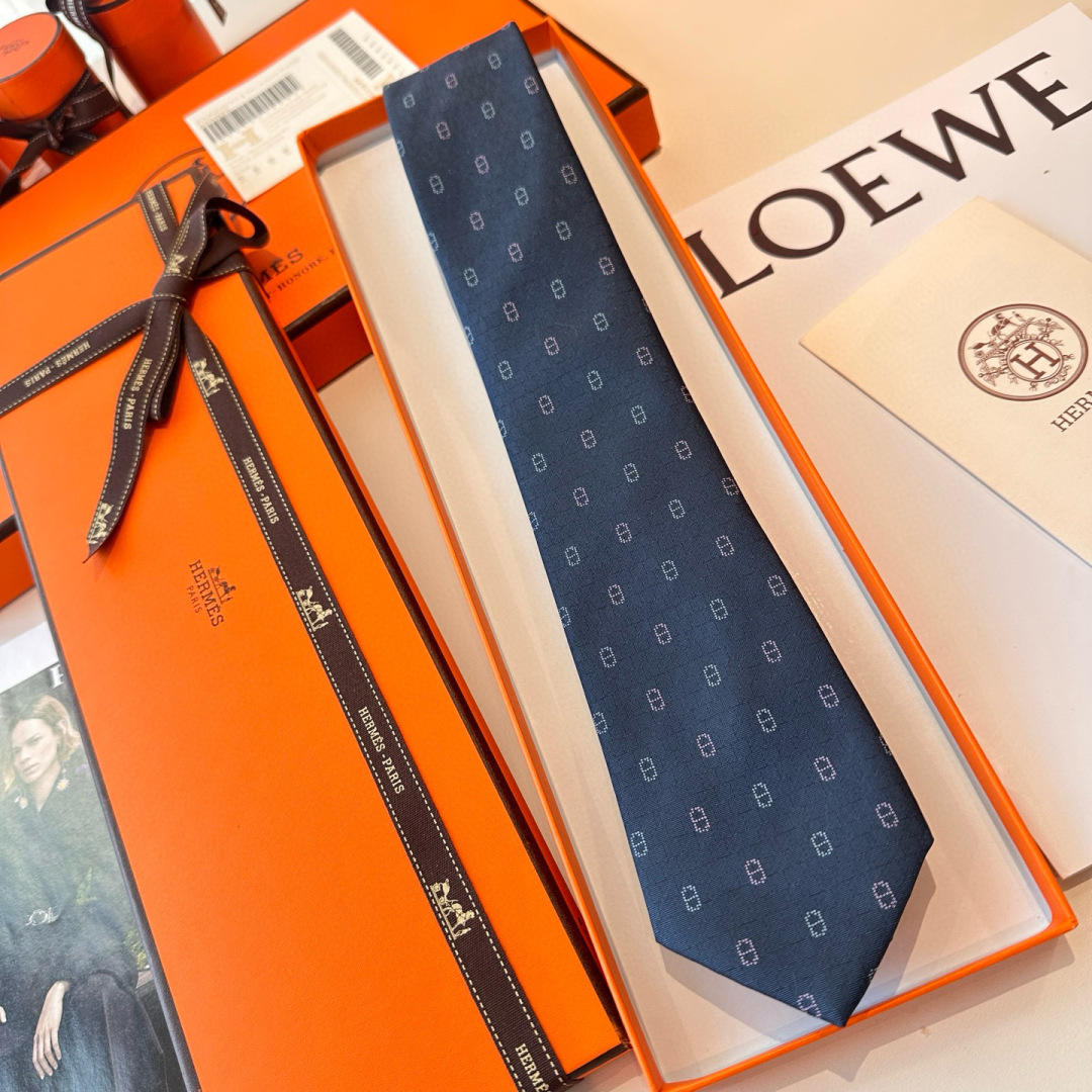 特价特价P 蓝色 冬日锚链 爱马仕男士新款领带系列👔👔，稀有H家每年都有一千条不同印花的领带面世，从最初