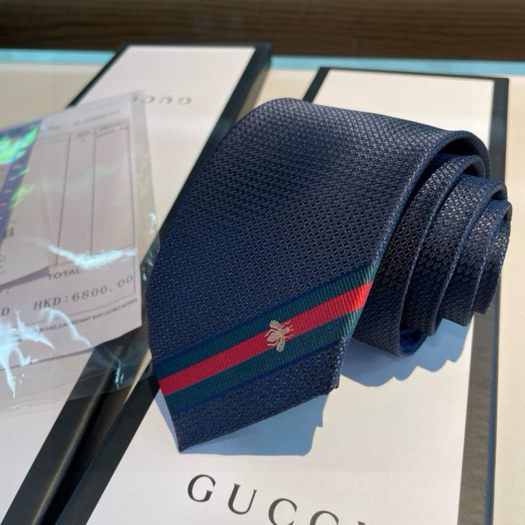 特价 蜜蜂图案作为Alessandro Michele的标志性细节之一呈现，位于织带条纹之上。 Gucc