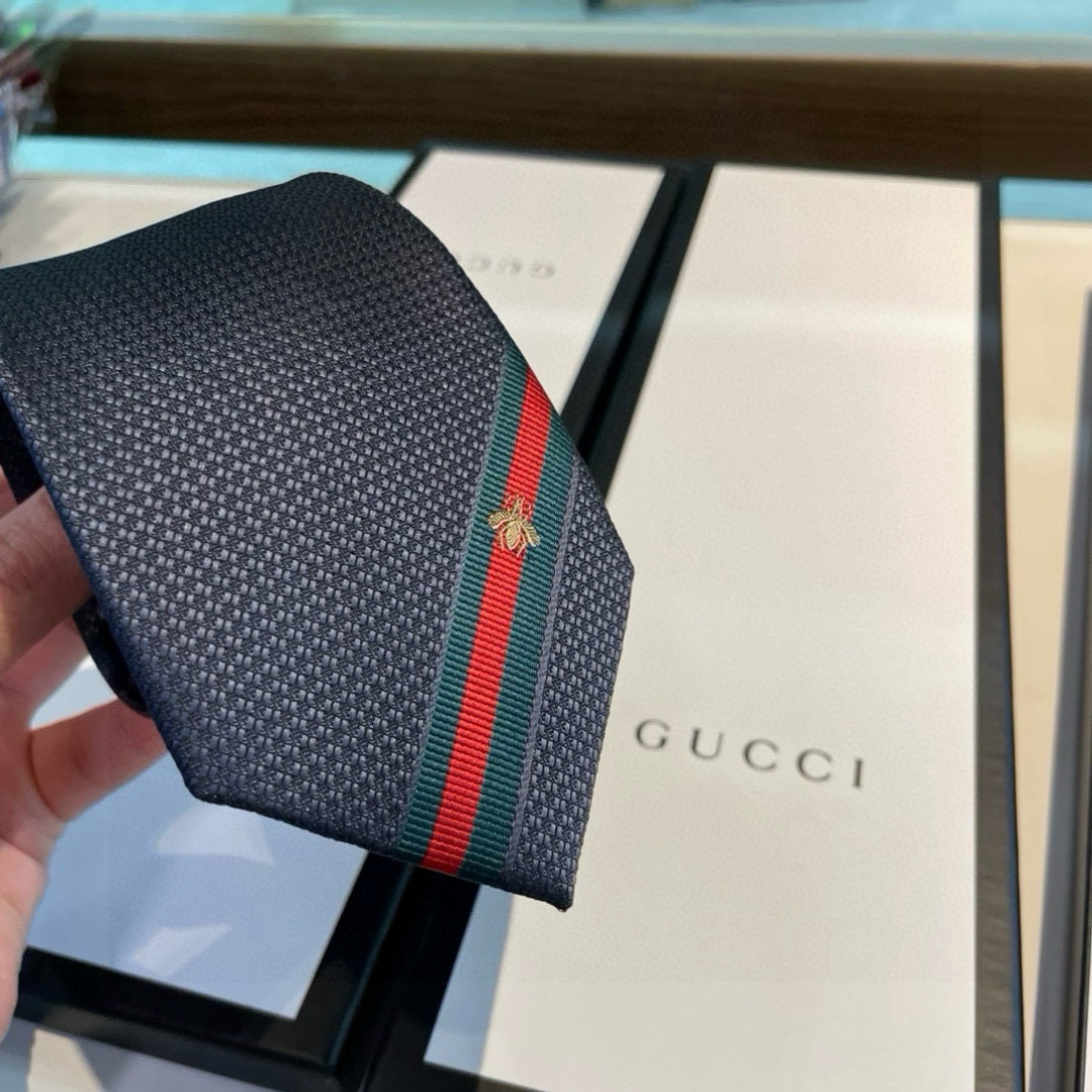特价 蜜蜂图案作为Alessandro Michele的标志性细节之一呈现，位于织带条纹之上。 Gucc