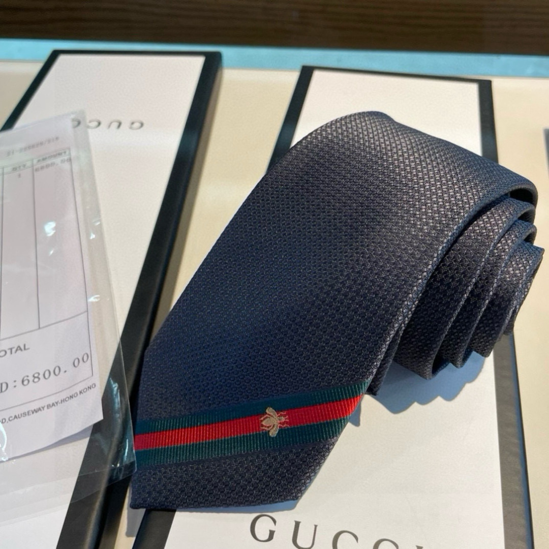 特价 蜜蜂图案作为Alessandro Michele的标志性细节之一呈现，位于织带条纹之上。 Gucc