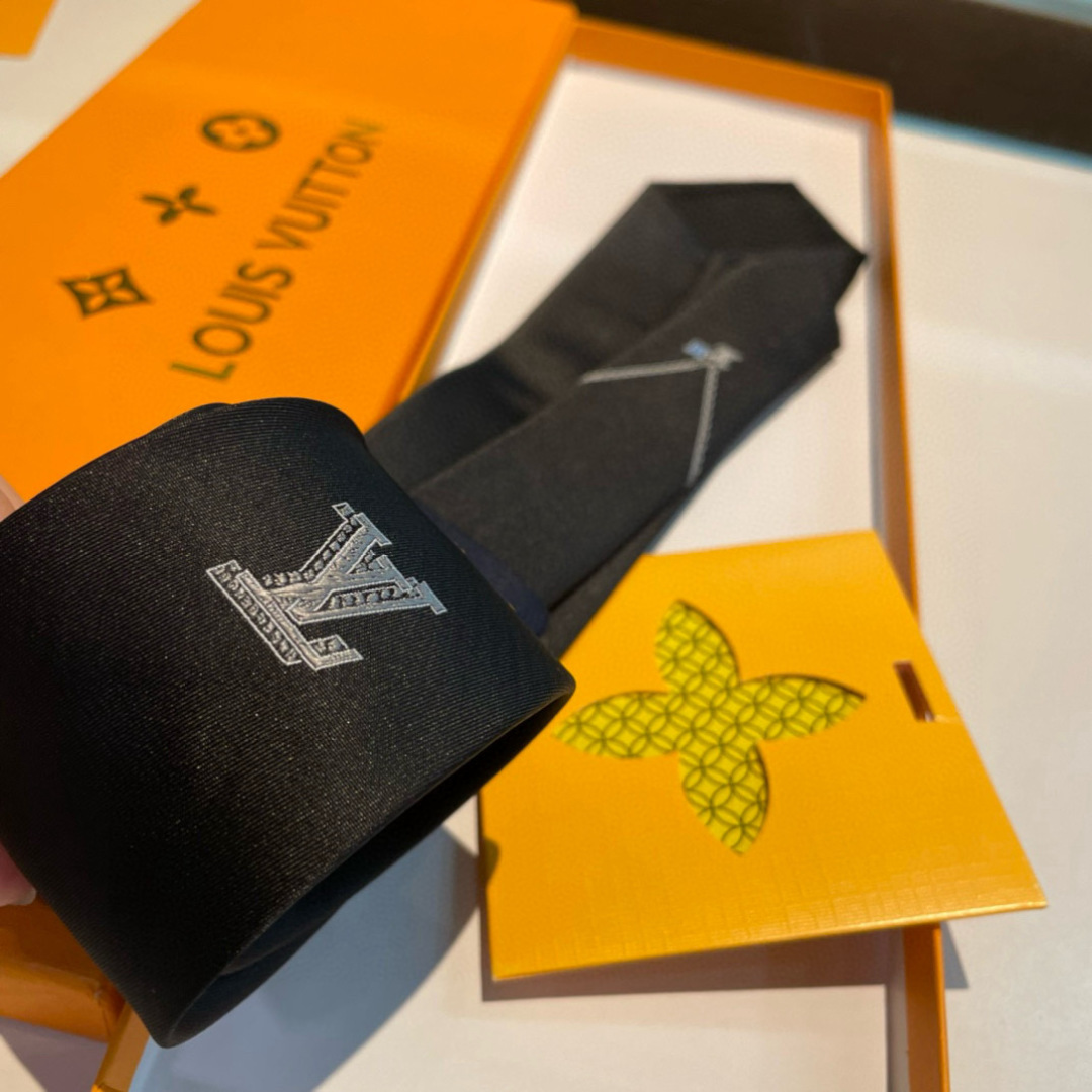 特价男士领带系列👔👔，稀有😻😻Monogram Classic领带将经典路易威登风格与精细做工有机结合。
