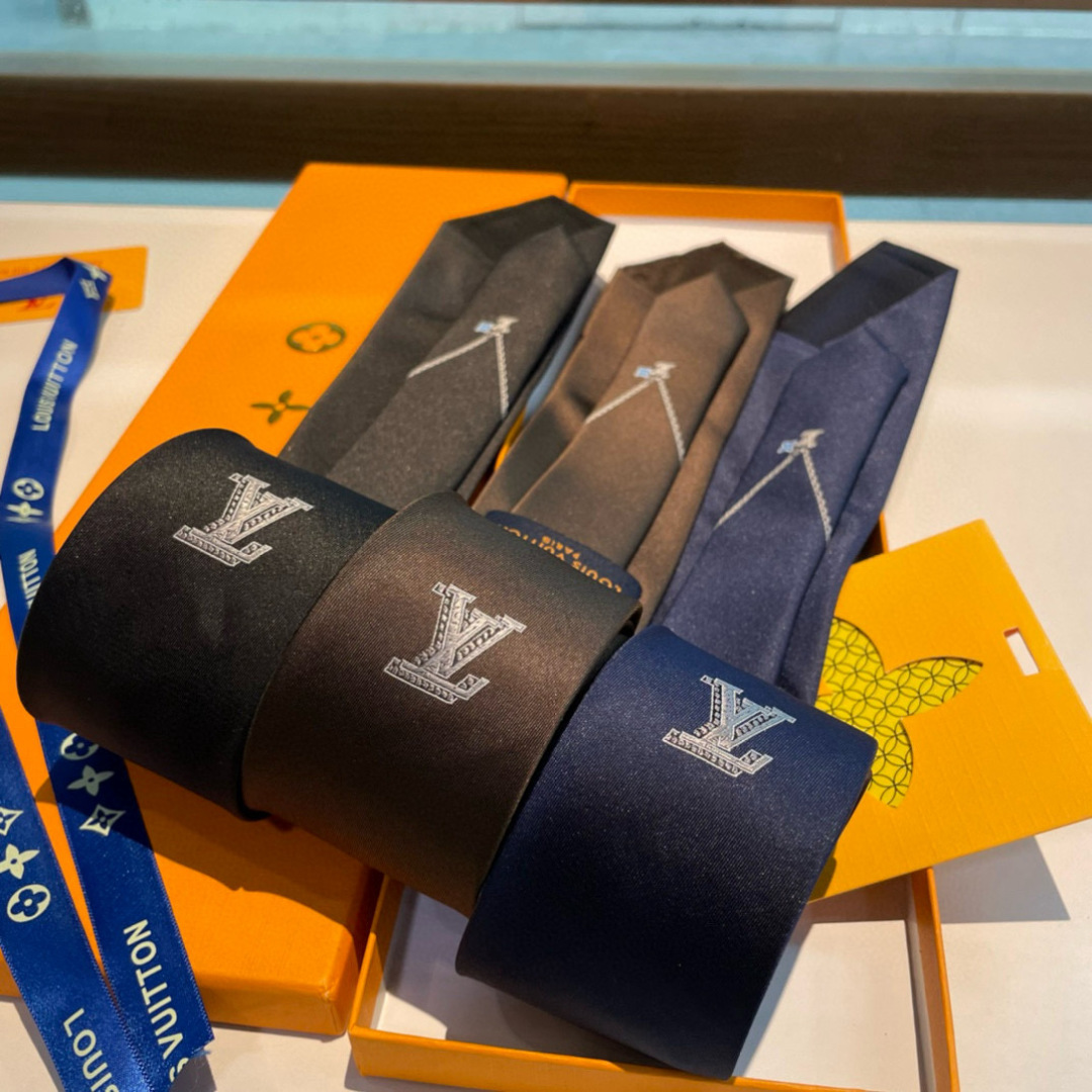 特价男士领带系列👔👔，稀有😻😻Monogram Classic领带将经典路易威登风格与精细做工有机结合。