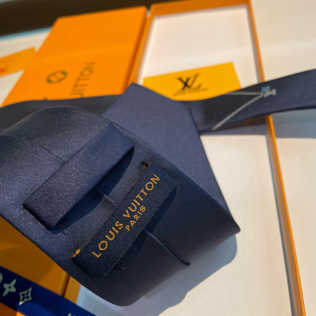 特价男士领带系列👔👔，稀有😻😻Monogram Classic领带将经典路易威登风格与精细做工有机结合。