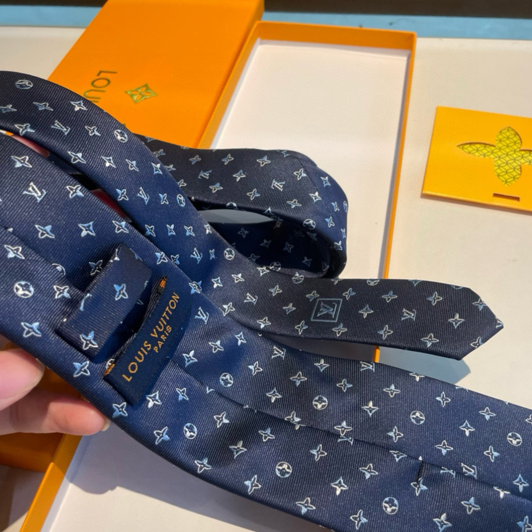 特价👏👏专柜同歩👔👔精致的小Logo提花，低调奢华大气的配色，这款领带将Lv标志性的Damier图案以同