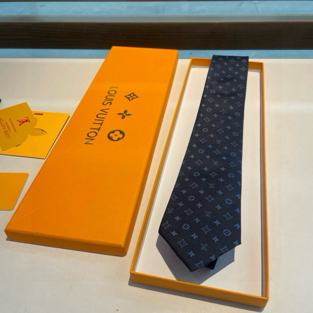 特价👏👏专柜同歩👔👔精致的小Logo提花，低调奢华大气的配色，这款领带将Lv标志性的Damier图案以同
