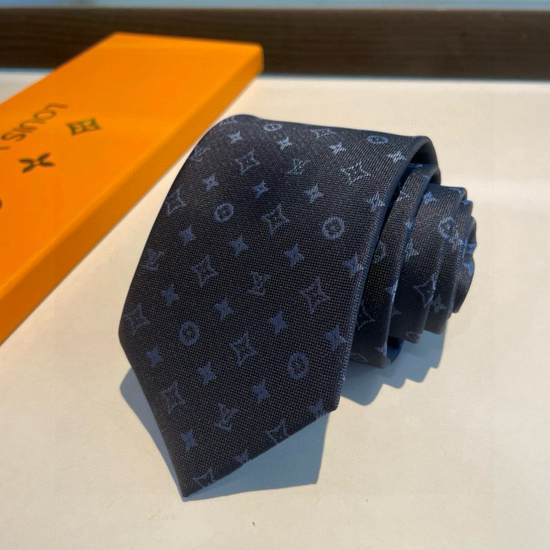 特价👏👏专柜同歩👔👔精致的小Logo提花，低调奢华大气的配色，这款领带将Lv标志性的Damier图案以同
