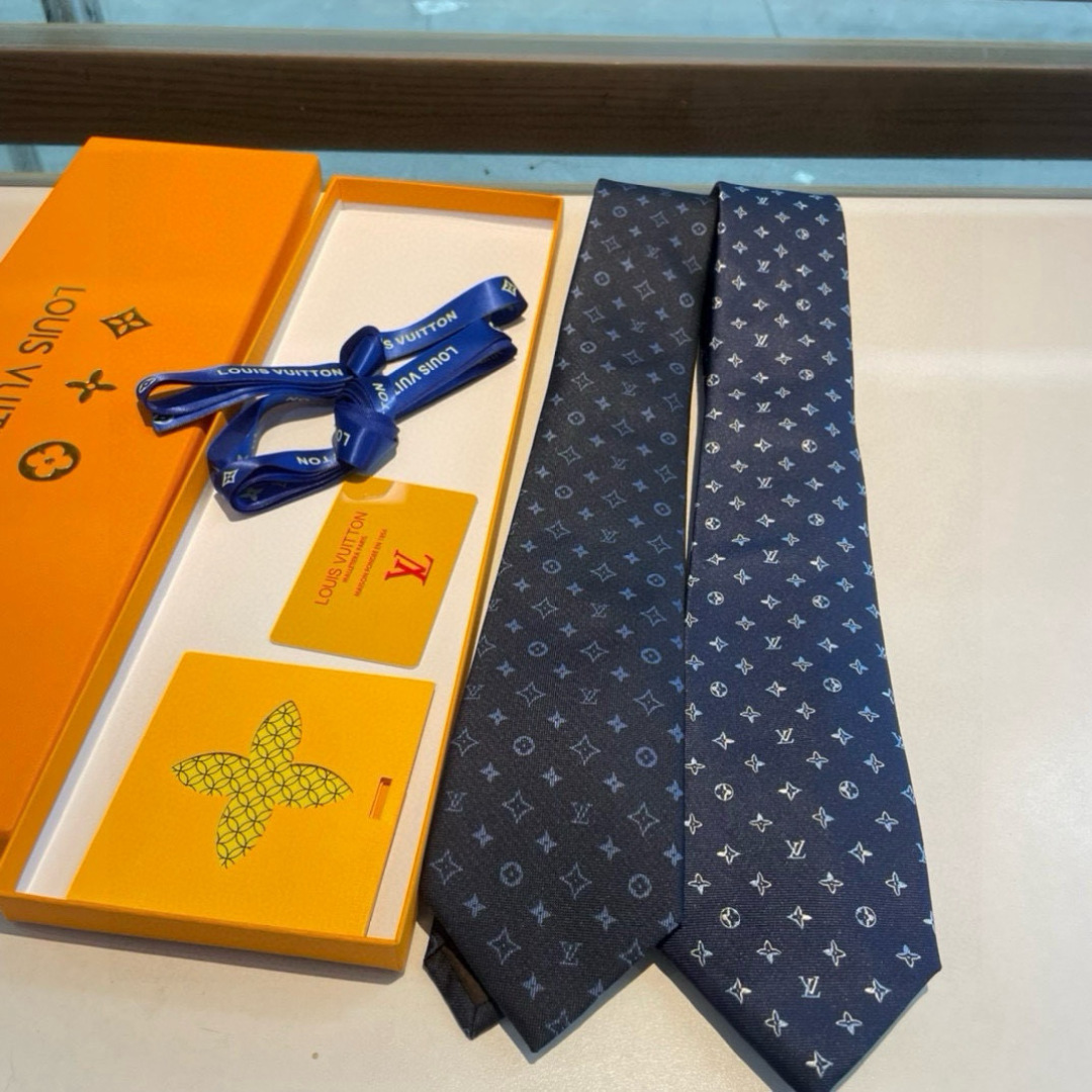 特价👏👏专柜同歩👔👔精致的小Logo提花，低调奢华大气的配色，这款领带将Lv标志性的Damier图案以同