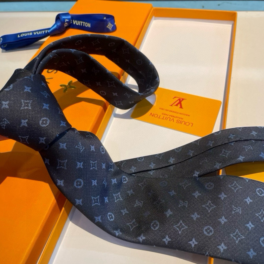 特价👏👏专柜同歩👔👔精致的小Logo提花，低调奢华大气的配色，这款领带将Lv标志性的Damier图案以同