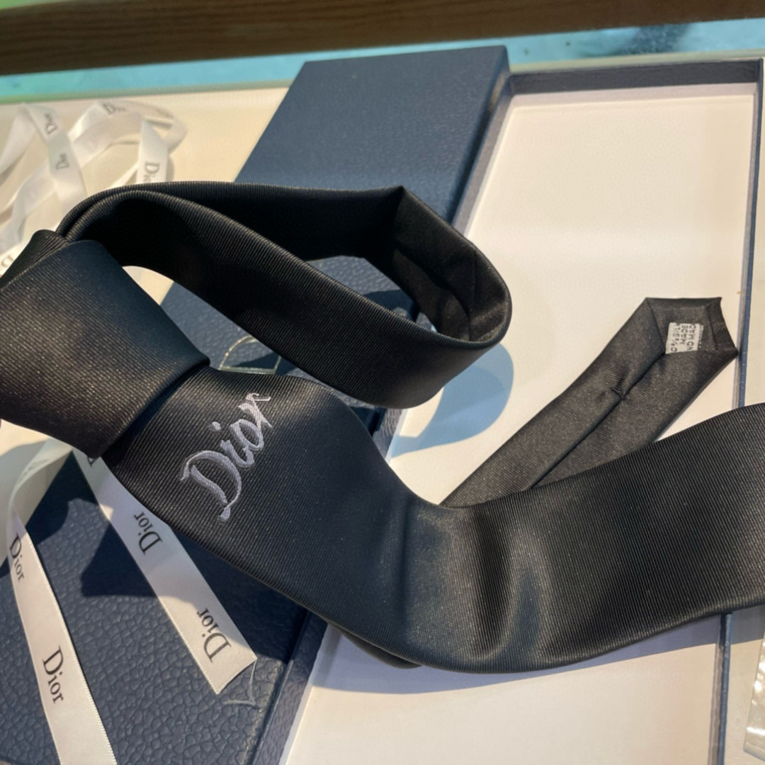 特价特价P 爆款到👏👏Do家新款领带  👔👔Dior男士【D家LOGO系列领带】，稀有😻😻展现精湛手工与