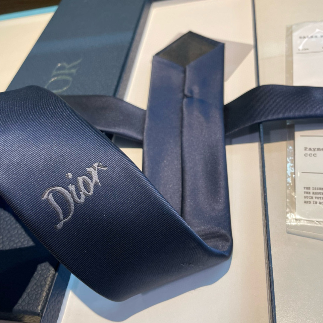 特价特价P 爆款到👏👏Do家新款领带  👔👔Dior男士【D家LOGO系列领带】，稀有😻😻展现精湛手工与