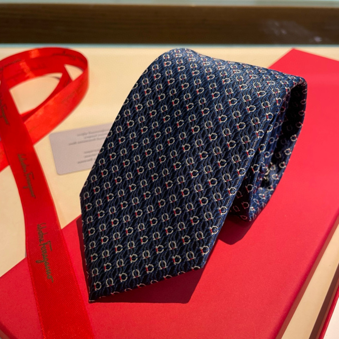 特价特价P 配包装 菲拉格慕男士新款领带系列👔👔，让男士可以充分展示自己个性。100%顶级斜纹真丝手工定