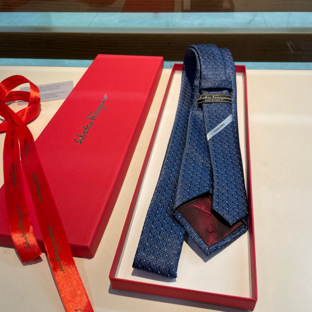 特价特价P 配包装 菲拉格慕男士新款领带系列👔👔，让男士可以充分展示自己个性。100%顶级斜纹真丝手工定
