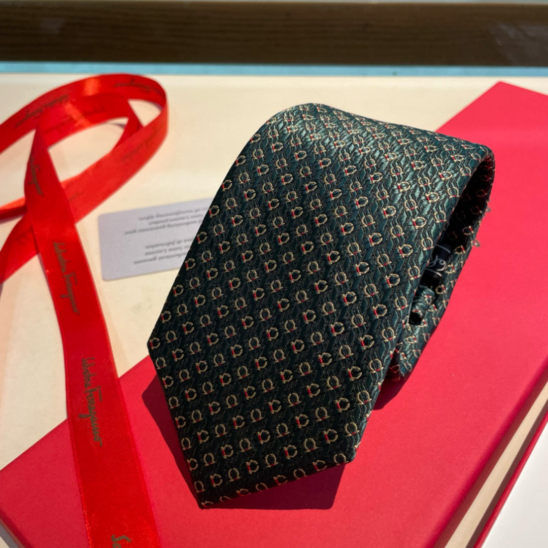 特价特价P 配包装 菲拉格慕男士新款领带系列👔👔，让男士可以充分展示自己个性。100%顶级斜纹真丝手工定