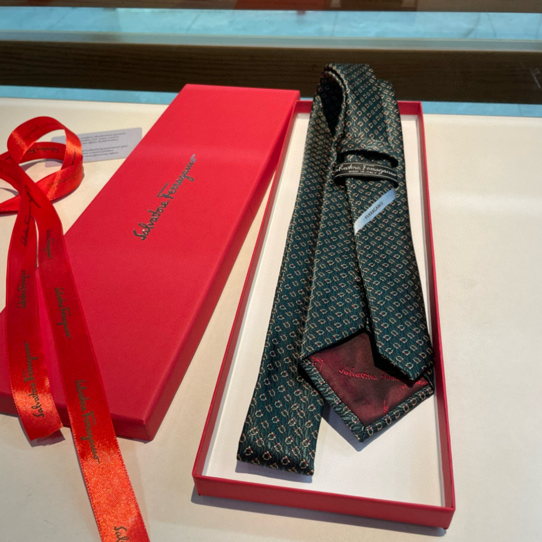 特价特价P 配包装 菲拉格慕男士新款领带系列👔👔，让男士可以充分展示自己个性。100%顶级斜纹真丝手工定