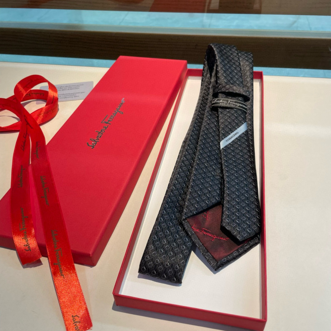 特价特价P 配包装 菲拉格慕男士新款领带系列👔👔，让男士可以充分展示自己个性。100%顶级斜纹真丝手工定