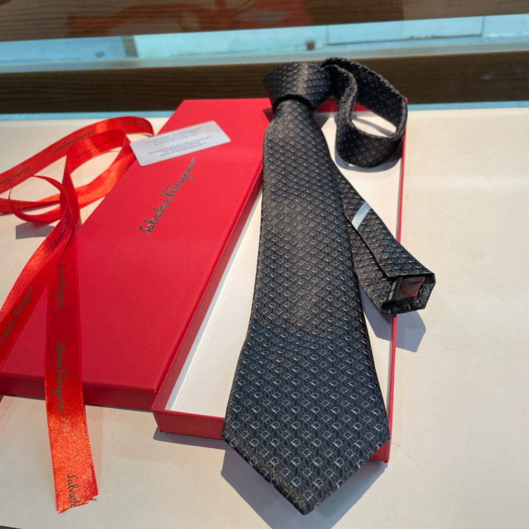 特价特价P 配包装 菲拉格慕男士新款领带系列👔👔，让男士可以充分展示自己个性。100%顶级斜纹真丝手工定