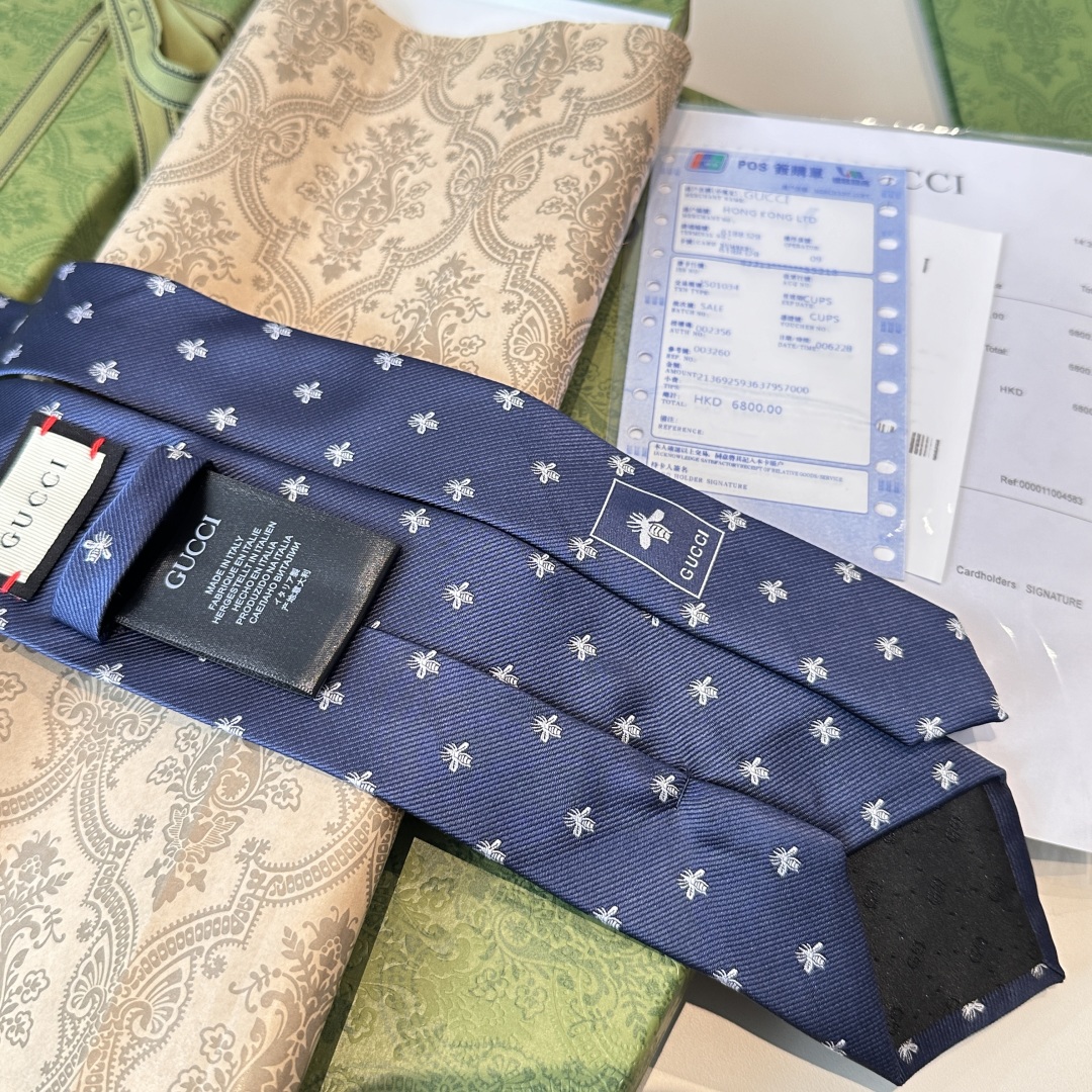 特价👏👏上新🥁🎉G家男士领带系列👔👔，稀有🐝🐝展现精湛手工与时尚优雅的理想选择，这款领带将标志性的主题动